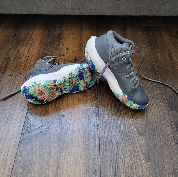 Under Armour Girls Basketball Shoes - Picture 3 of 4